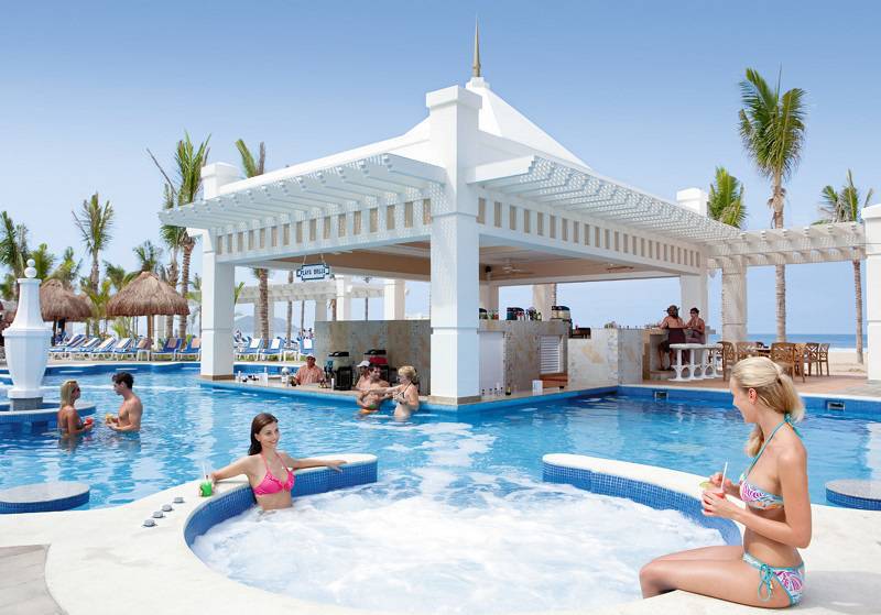 RIU Emerald Bay swimming pool