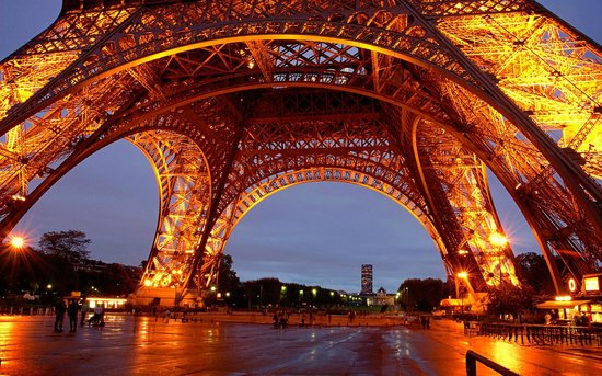 Paris Officials Scramble to Restore Tourism in City of Light